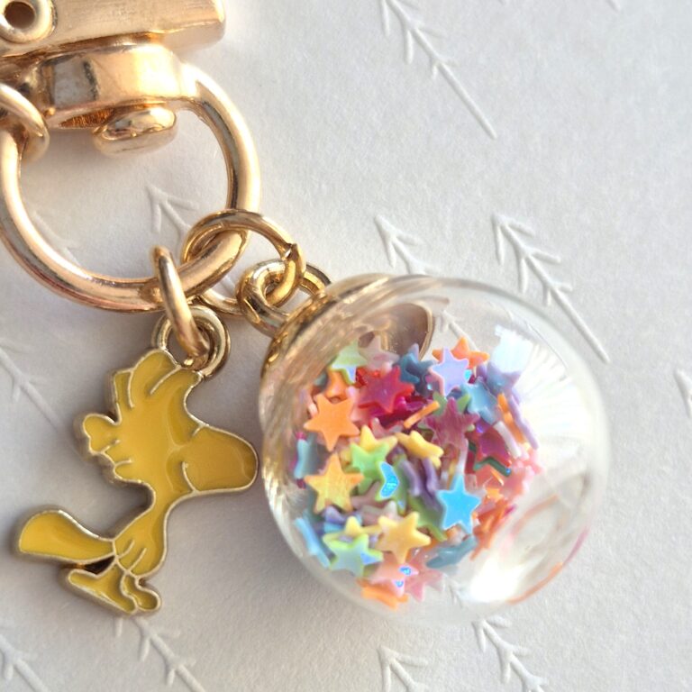 Snoopy Christmas Keychain – Festive Metal Keychain with Woodstock & Star Bauble