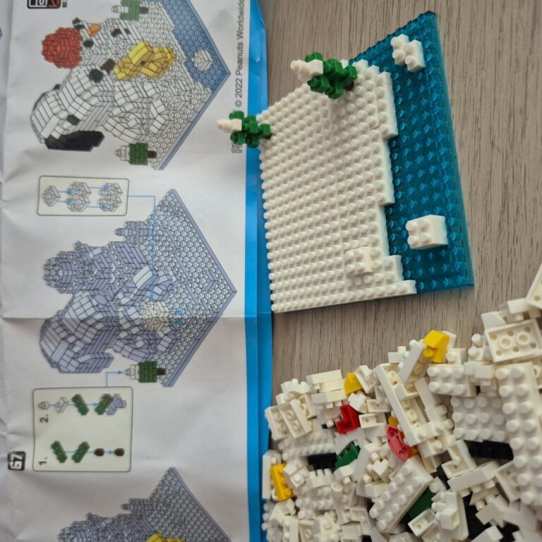 Buildable Snoopy Snowman Brick Model – 8cm Collectible Gift Set