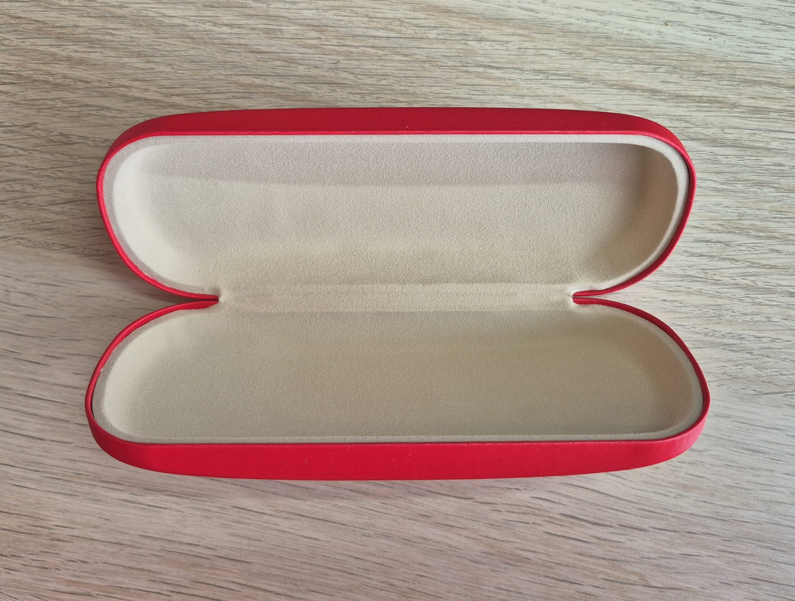 Snoopy Hard Glasses Case Red – Snoopy Flying Design Glasses Case with Cloth - Image 2