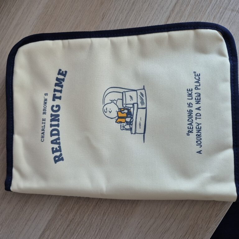 Cream Canvas 13″ Tablet Cover & Organiser – Charlie Brown Reading Time Design