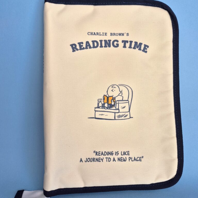 Cream Canvas 13″ Tablet Cover & Organiser – Charlie Brown Reading Time Design